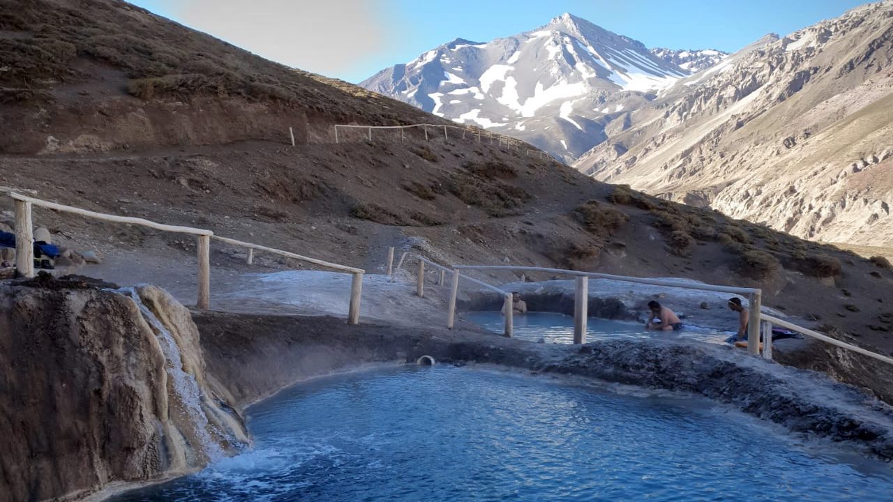 El privilegio de disfrutar de un baño de aguas termales en el incomparable entorno natural de la Cordillera de los Andes