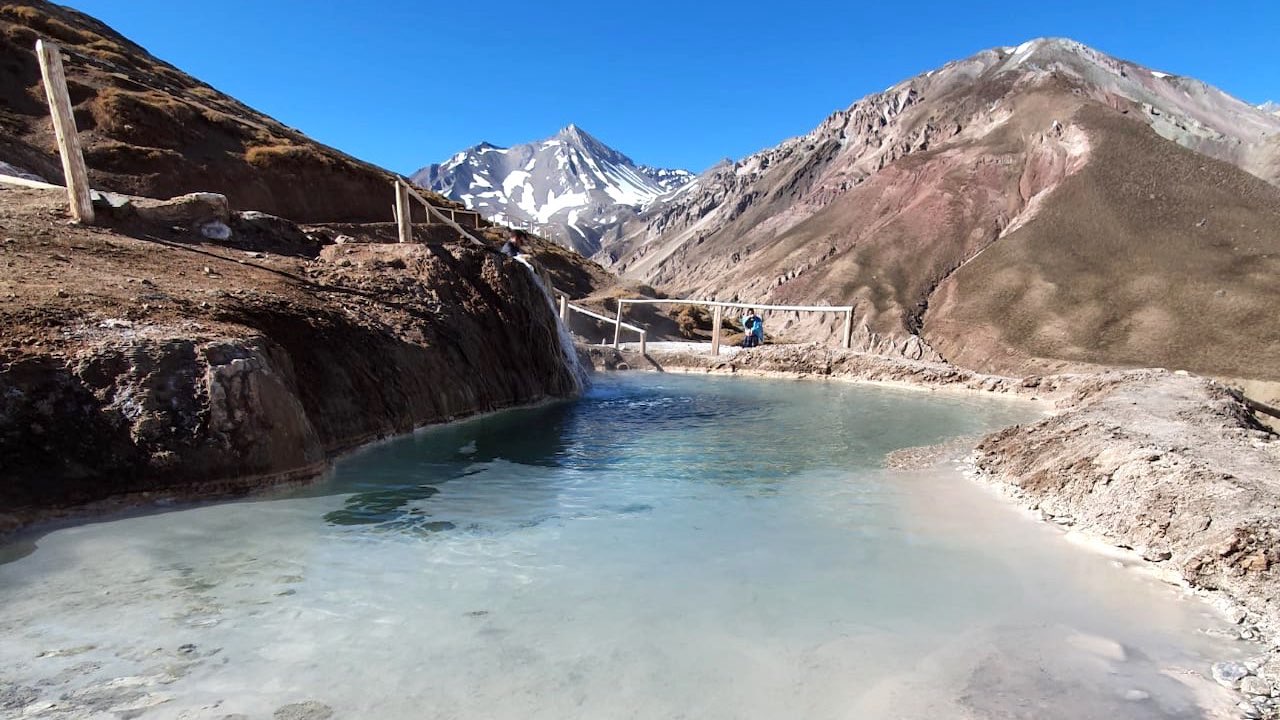 Disfruta de un baño de aguas termales en el incomparable entorno natural de la Cordillera de los Andes